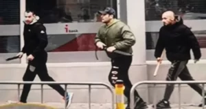 УНИКАЛНА СНИМКА на изнасящите се убийци до Новата поща – Русев и двамата “свидетели”- Бургас пламен русев мутра бургас атанас майсторов наката татуиста корееца убийство новата поща мачете Nakata Ink