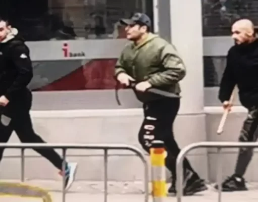 УНИКАЛНА СНИМКА на изнасящите се убийци до Новата поща – Русев и двамата “свидетели”- Бургас пламен русев мутра бургас атанас майсторов наката татуиста корееца убийство новата поща мачете Nakata Ink