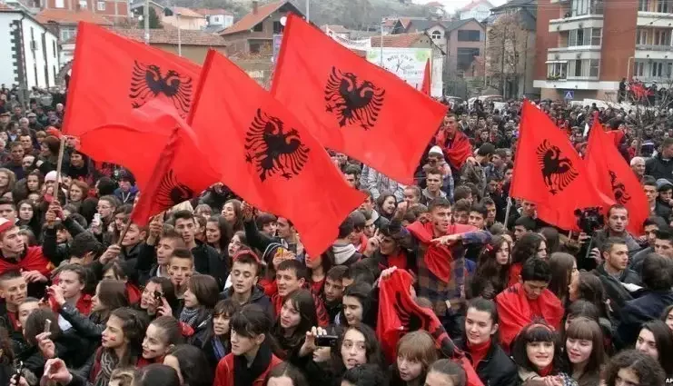 Петър Низамов : Нека така действат "античките македонци"! Нека закриват културните ни клубове! Те и без това нямаха шанс в тази дивашка страна с население, живеещо в племенно-общинния строй.